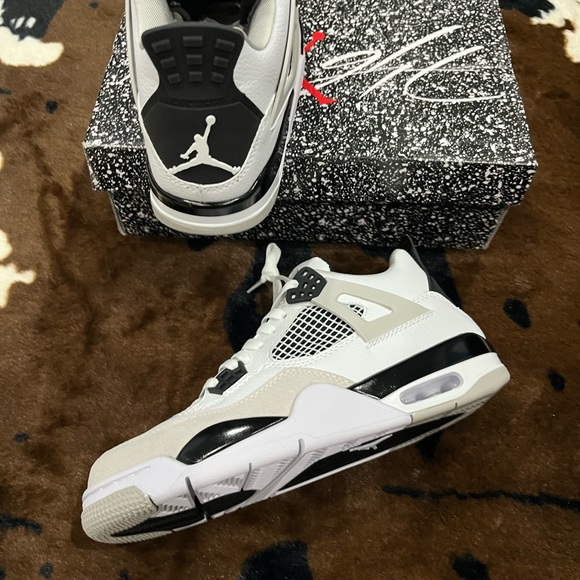 Jordan 4 Military - Picture 4 of 4